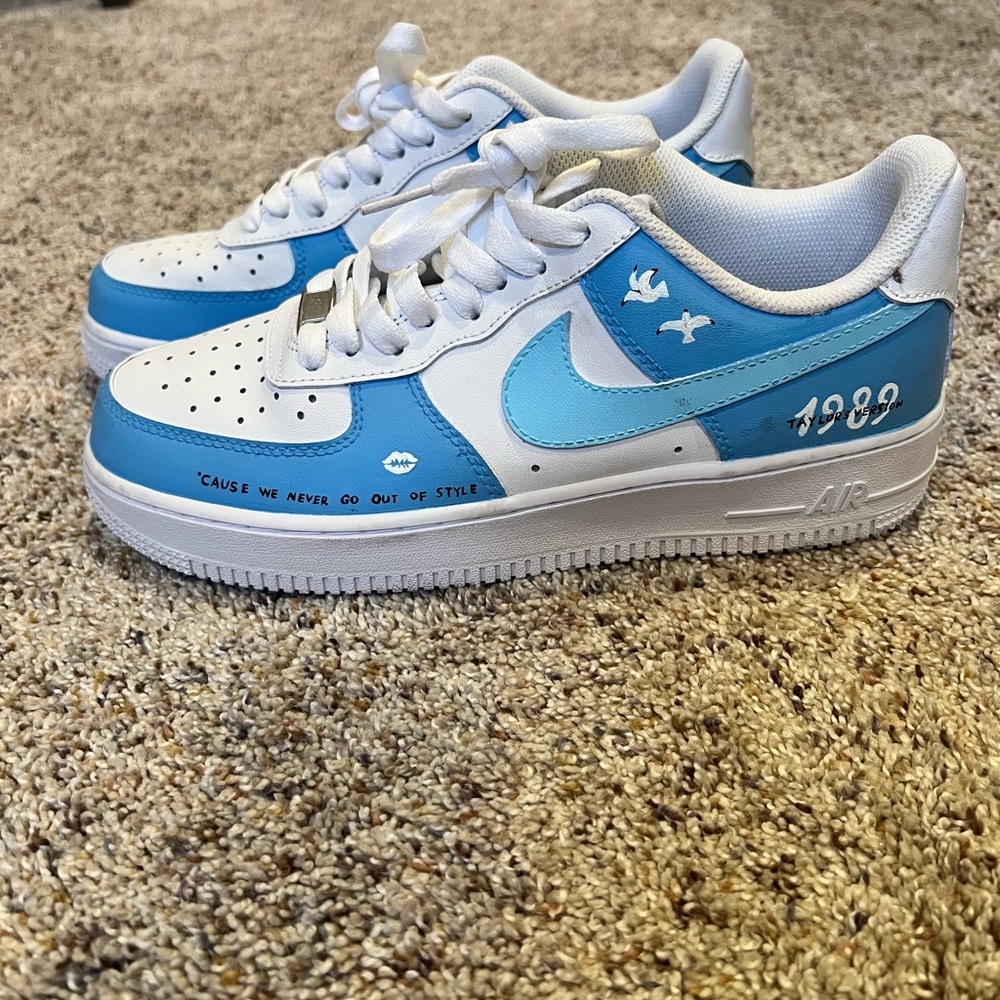 Nike Women's Athletic Shoes White and Light Blue Low-Top Sneakers